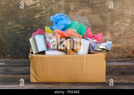 Box mit Papierkorb auf Holz- Hintergrund Stockfoto