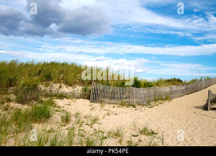 Strand Sand Dünen mit trailing Holz Lattenzaun entlang Sand. Stockfoto