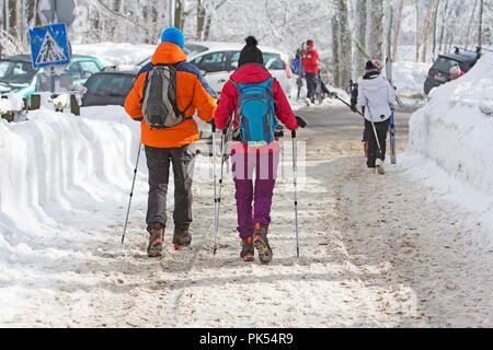 Junges Paar wandern draußen auf der Schnee im Winter in den Bergen Stockfoto