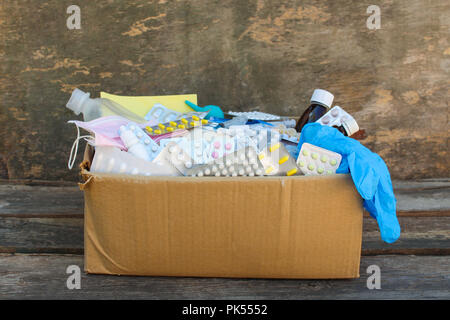 Box mit Medikamenten auf das alte Holz- Hintergrund. Stockfoto