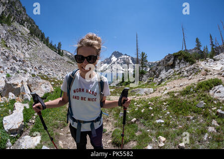 Frau Wanderer steht auf der Spur von Sawtooth Lake in Idaho Sawtooth Gebirge in der Salmon-Challis National Forest in der Nähe von Stanley Idaho. Breites ang Stockfoto