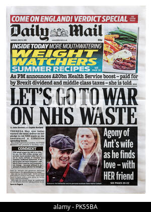 Titelseite der Daily Mail mit der Überschrift gehen wir nach Krieg auf NHS Abfälle, abou Verschwendung und Ineffizienz in der NHS Stockfoto