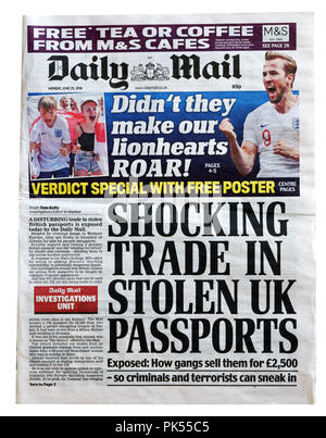 Titelseite der Daily Mail mit der Schlagzeile shocking Handel mit gestohlenen britischen Pässen und enthüllt den Verkauf gestohlener Pässe und ID auf Social Media Stockfoto