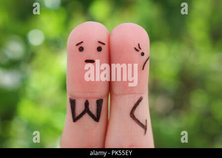 Finger Kunst der unzufrieden Paar. Frau war beleidigt, Mann bittet sie um Vergebung. Stockfoto