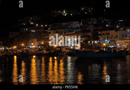 Nacht fällt bei Aegiali Bay, in Amorgos Stockfoto