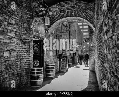 Dublin, Irland, März 2018, vor dem Restaurant Merchant's Arch in einer Gasse des Viertels Temple Bar Stockfoto