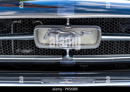 Classic Ford Mustang Abzeichen und Grill Stockfoto