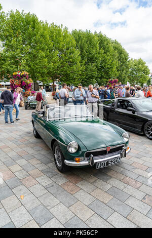 Grüne MGB Roadster Cabriolet und Leute an einem Auto Show in Salisbury GROSSBRITANNIEN Stockfoto