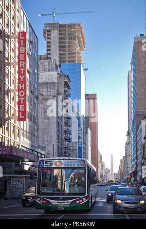 Avenida Corrientes auf normales Innenstadt mit dem Obelisco Monument, das sich in der Zurück in Buenos Aires, Argentinien Stockfoto