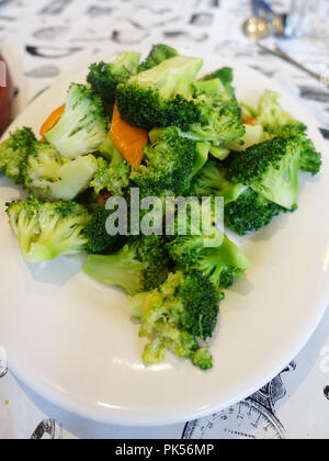 Pfannengerichte Broccoli und Karotten auf weiße Platte Stockfoto