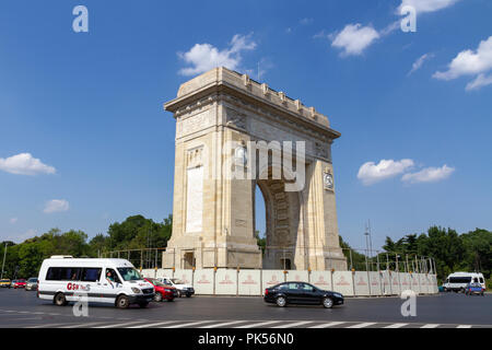 Der Arcul de Triumf (Triumphbogen) auf der Kiseleff-chaussée Straße in Bukarest, Rumänien. Es ist in den Arc de Triomphe in Paris modelliert. Stockfoto