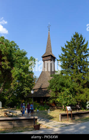 Die dragomiresti Holzkirche in Village Museum im Dimitrie Gusti nationalen Village Museum im Park Herăstrău, Bukarest, Rumänien. Stockfoto