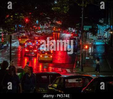 Verkehr angehalten an einer Ampel auf der Columbus Avenue in der Upper West Side von New York am Samstag, den 8. September 2018. (Â© Richard B. Levine) Stockfoto
