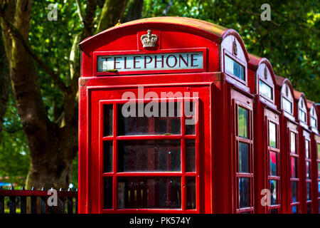 Reihe von iconic red K6 London Telefonzellen in der Nähe von Hyde Park, London, Symbol in der UK Stockfoto
