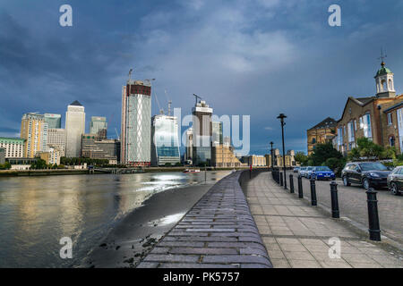 September 2018 - die neue wechselnde Skyline von Canary Wharf, Bau von Neufundland - ein Wohnhochhaus und ein Bank Street Bürogebäude Stockfoto