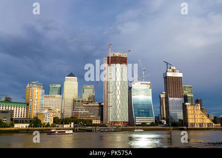 September 2018 - die neue wechselnde Skyline von Canary Wharf, Bau von Neufundland - ein Wohnhochhaus und ein Bank Street Bürogebäude Stockfoto