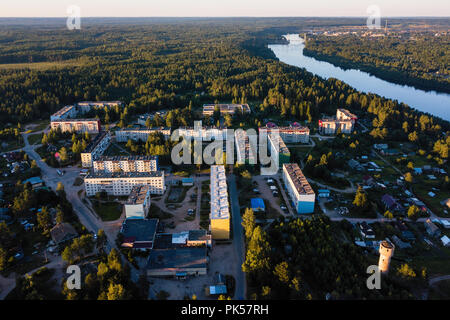 Ansicht von oben auf die Stadt und den Fluss Svir Dorf in den Wäldern von Karelien, Russland. Stockfoto