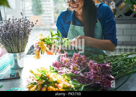 Kreative Florist Blumensträuße anordnen Stockfoto