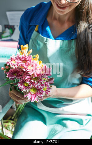 Florist Blumensträuße anordnen Stockfoto