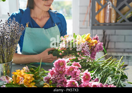 Anordnen von schönen Blumen Florist Stockfoto