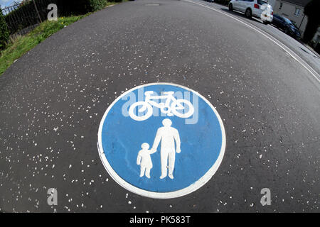 Mitbenutzung Pfad Zeichen bike Kind Elternteil blau Anmelden Pflaster Stockfoto