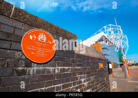 MANCHESTER, UK - 19. MAI 2018: eine Gedenktafel in Erinnerung an James W. Gibson, Vorsitzender des Manchester United von 1931 - 1951 Stockfoto