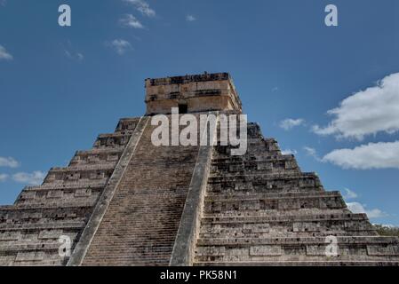 In der Nähe von Old Stone Stufenpyramide von Zivilisation der Maya. Stockfoto