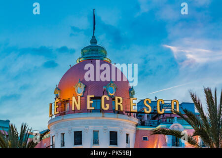 Nizza, Frankreich - 19 April, 2016: Sonnenuntergang am Hotel Negresco. Negresco ist das berühmte Luxushotel an der Promenade des Anglais in Nizza, Baie des Anges, Stockfoto