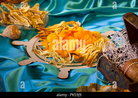 Chips und Fisch Snacks auf dem hochzeitstisch im Meer Stil. Stockfoto