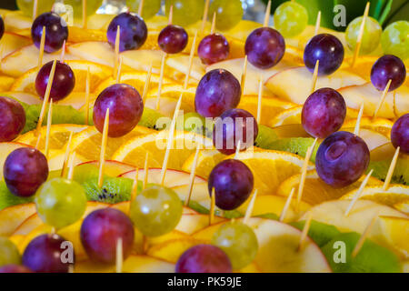 Geschnittenes Obst auf Hochzeit Tabelle Stockfoto