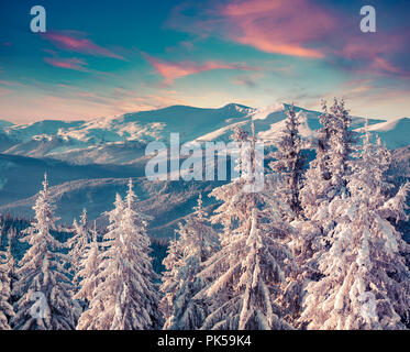 Bunte morgen Szene im Winter Berg. Instagram Muskelaufbau. Stockfoto