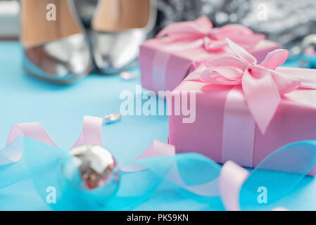 Selektiver Fokus von Frauen urlaub Zubehör Schuhe box Geschenk Weihnachten Kugeln. Weihnachten poster Pastell verschwommenen Hintergrund Stockfoto