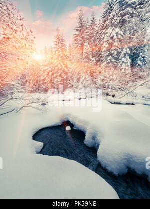 Bunte winter Sonnenaufgang im Bergwald mit dunklen Wasser Fluss. Retro Stil Stockfoto