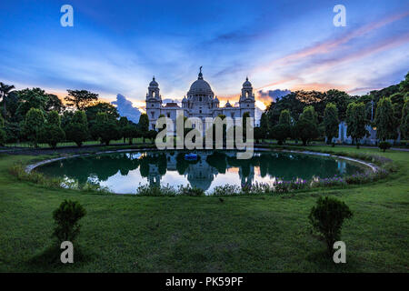 Victoria Memorial scheint während der epischen Licht der blauen Stunde mit Reflexionen und Sonnenstrahlen. Stockfoto
