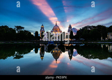 Victoria Memorial scheint während der epischen Licht der blauen Stunde mit Reflexionen und Sonnenstrahlen. Stockfoto