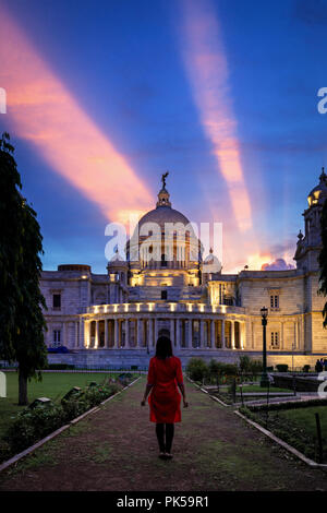 Victoria Memorial scheint während der epischen Licht der blauen Stunde mit Reflexionen und Sonnenstrahlen. Stockfoto