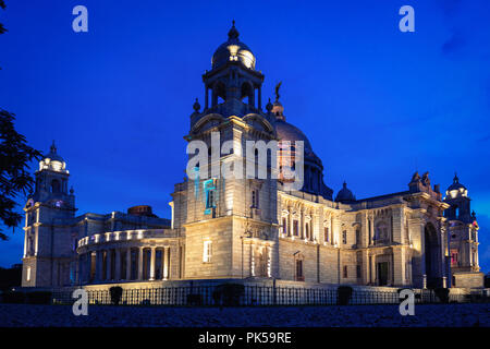 Victoria Memorial scheint während der epischen Licht der blauen Stunde mit Reflexionen und Sonnenstrahlen. Stockfoto