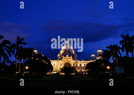Victoria Memorial scheint während der epischen Licht der blauen Stunde mit Reflexionen und Sonnenstrahlen. Stockfoto