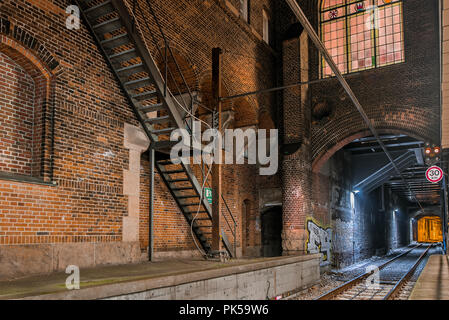 Zug - Tunnel mit Ziegelwänden und in anderes Licht, im Hauptbahnhof von Kopenhagen, September 6, 2018 Stockfoto