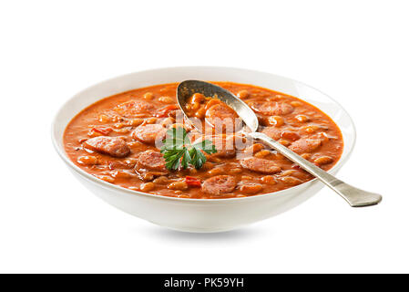 Gebackene Bohnen Eintopf mit Tomatensauce und Wurst mit Kräutern isoliert auf weißem Stockfoto