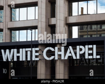 LONDON, Großbritannien - 09. SEPTEMBER 2018: Schriftzug auf dem White Chapel Building, 10 Whitechapel High Street Stockfoto