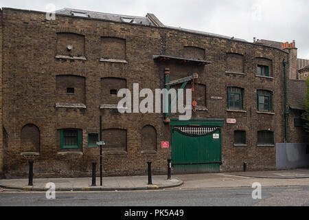 LONDON, Großbritannien - 09. SEPTEMBER 2018: Altes viktorianisches Lagerhaus in der Plumbers Row im East End Stockfoto