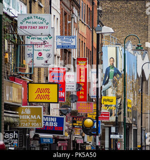 LONDON, Großbritannien - 09. SEPTEMBER 2018: Bunte Schilder entlang der Brick Lane im East End Stockfoto