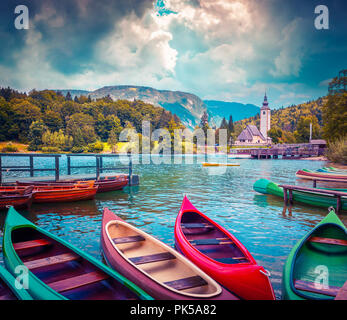 Bohinj See mit Booten und Kirche des Hl. Johannes des Täufers, des Triglav Nationalparks, die Julischen Alpen, Slowenien. Instagram Muskelaufbau. Stockfoto