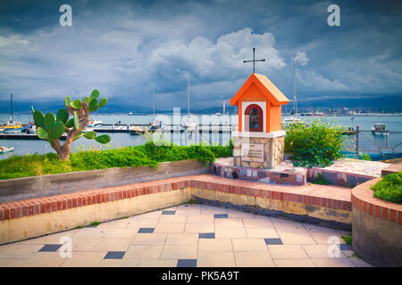 Eine kleine Kapelle in der Nähe des Hafens von Santa Maria Maggiore in der Altstadt von Milazzo, Sizilien, Italien, Mediterrhenian Meer, Europa. Stockfoto