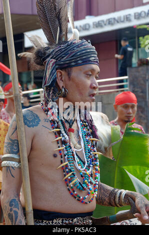 Iban Krieger an der Gawai Parade mit traditionellem Kopfschmuck, Federn und Kostüm, Kuching, Sarawak, Malaysia, Borneo Stockfoto