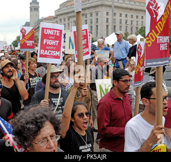 Demonstranten, die gegen Hass und Rassismus lassen Platz der Freiheit in Washington DC am 12. August 2018 bis März zu einer in der Nähe von alt-rechts-Rallye. Stockfoto