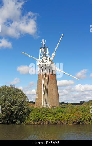 Ein Blick auf den Rasen Fen Entwässerung Mühle am Fluss Ameise auf den Norfolk Broads von, wie Hügel, Ludham, Norfolk, England, Vereinigtes Königreich, Europa. Stockfoto