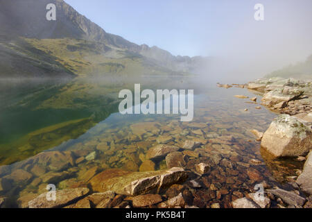 Morgen am See Przedni Staw Polski im Tal der fünf polnischen Seen, Polen, Hohe Tatra Stockfoto