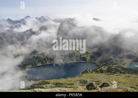 Blick von Kozi Wierch auf der Orla Perc ridge ins Tal der fünf polnischen Seen mit Wielki Staw Polski, Hohe Tatra, Polen Stockfoto